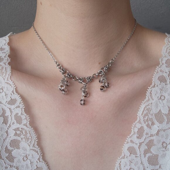 Gothic fairy dangly purple pearls necklace with a small silver chain - Picture 7 of 8